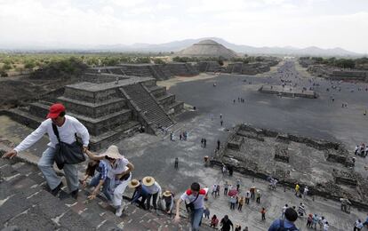 Unos turistas suben la Pirámide de la Luna en la zona arqueológica de Teotihuacán, en las afueras de la Ciudad de México.