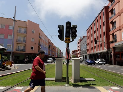 Un peatón cruza una calle de La Laguna (Tenerife) donde no funcionan los semáforos durante el apagón eléctrico que ha afectado este miércoles a la isla.