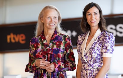 Pamela Anderson con la directora Gia Coppola, posa ante los fotógrafos en la presentación de 'The Last Showgirl'.