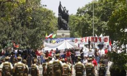 Un grupo de carabineros vigila una huelga de 48 horas, la segunda en dos semanas y a cuatro días de las elecciones, que iniciaron los empleados públicos en demanda de mejoras salariales y en protesta por la decisión del Gobierno de negociar sólo después de que se apruebe el presupuesto fiscal del próximo año.