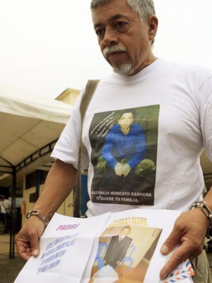 Gustavo Moncayo, padre del soldado Pablo Emilio Moncayo, llega el domingo a Villavicencio para esperar la llegada de su hijo, que está previsot que sea liberado hoy por las FARC tras 12 años de secuestro. Moncayo muesta unas cartas escritas por familiares de otros rehenes.