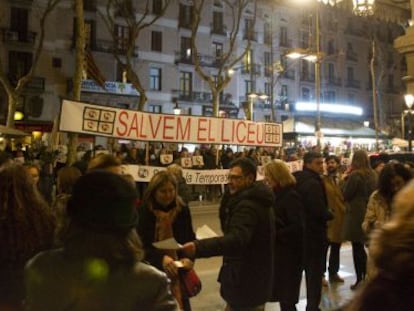 Trabajadores del Liceo de Barcelona protestando a las puertas del Liceo para evitar el ERE.