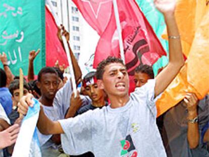 Manifestantes palestinos queman una bandera de Israel ayer en Gaza.