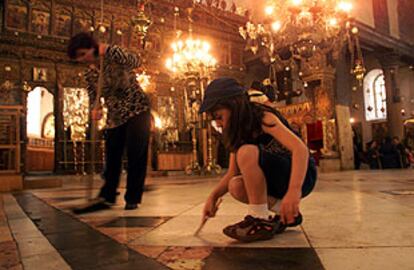 Una joven, durante las labores de limpieza del templo.