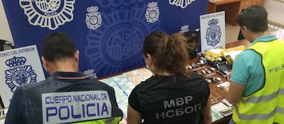 Agentes de policía españoles y búlgaron con material requisado a la organización.