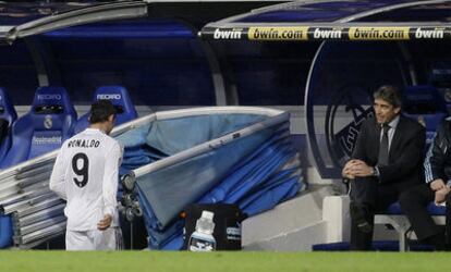 Cristiano Ronaldo se retira a los vestuarios tras ser expulsado. A la derecha, Manuel Pellegrini.