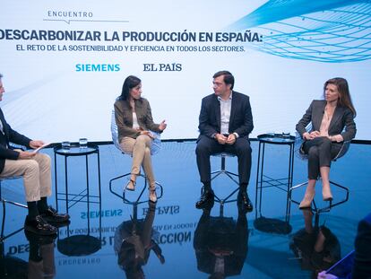 Desde la izquierda, Silvia Roldán (Metro de Madrid), Agustín Escobar (Siemens España) y Carmen Díaz (Holcim España), en un debate moderado por Carlos de Vega, subdirector de EL PAÍS.