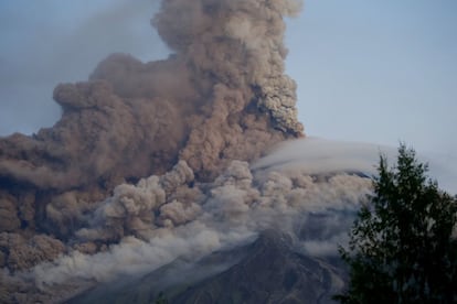 El número de evacuados ha aumentado después de que el gobierno provincial ampliara la zona de peligro en torno al volcán y fijara un radio de 9 kilómetros alrededor de la base. En la imagen, lanzamiento de material piroclástico del volcán Mayón (Filipinas), el 24 de enero de 2018.