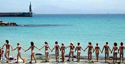 Activistas antiglobalización del grupo Ninguna Persona es Ilegal se manifestaron ayer en la playa de Tarifa.