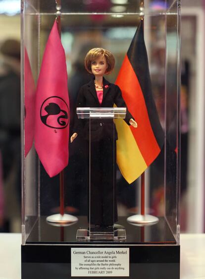 La canciller alemana Angela Merkel es una flamante Barbie. Y es que la jefa de gobierno, de 54 años, ha sido usada como modelo para celebrar los 50 años de la muñeca de Mattel, y su versión de plástico ha sido peresentada en una feria internacional de juguetes en Nurenberg, Alemania. La muñeca de Merkel estará a la venta por poco más de 18 euros. "Es un buen ejemplo para las niñas de todo el mundo", ha dicho un portavoz de Mattel. La canciller alemana no se ha referido a su Barbie, que la representa como mucho más delgada y joven de lo que es. La edición especial de la muñeca es parte de los 70.000 juguetes presentados en la feria.