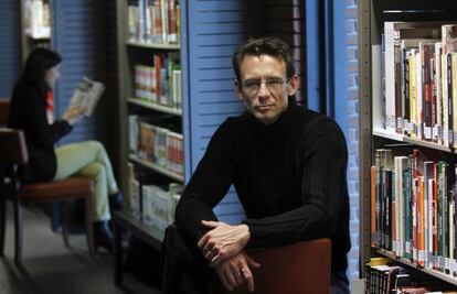 El escritor estadounidense Chuck Palahniuk en la Alhondiga de Bilbao.