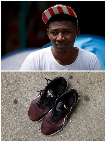 Abdel Bachir, 20 años, un inmigrante de Chad, muestra un par de zapatos en un improvisado campamento donde vive frente a la estación de tren de París-Austerlitz, en el sureste de la ciudad.