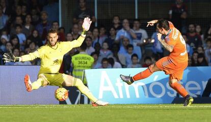 Alcacer marca uno de los goles al Celta.