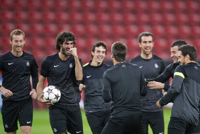 Los jugadores de la Real Sociedad bromea durante el entrenamiento de su equipo en Leverkusen.