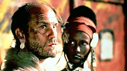 Jon Malkovich (Kurtz) en la adaptación para televisión de Nicolas Roeg de 'El corazón de las tinieblas'.