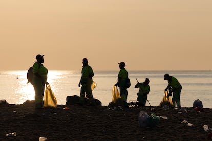 -La playa de la Barceloneta a primera hora de la mañana tras la verbena de Sant Joan.