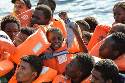Un niño migrante levanta el brazo en busca de ayuda, antes de ser rescatado por el Topaz Responder, en la costa de Libia.