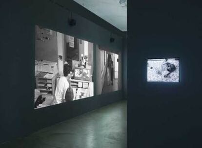 Un aspecto de la exposición de Ann-Sofi Sidén con la videoinstalación <i>In Passing</i> (2007).