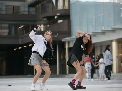 Chiara Manuguerra y Roxie Rámos, miembros del grupo Nova Big Family, bailan pop coreano en AZCA.