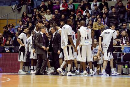 Equipo y cuerpo técnico del Obradoiro, ayer, durante el partido contra el Valladolid en Santiago.