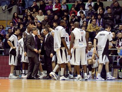 Equipo y cuerpo técnico del Obradoiro, ayer, durante el partido contra el Valladolid en Santiago.