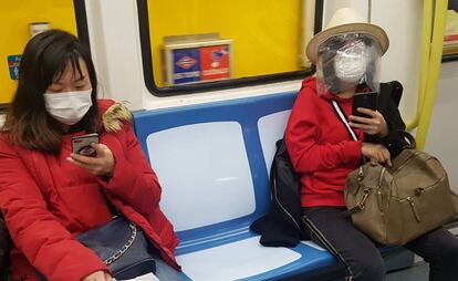 Dos mujeres protegidas con mascarillas en el Metro de Madrid.