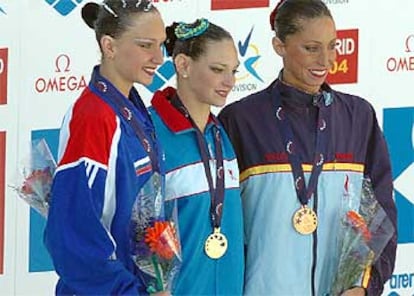 Mengual, a la derecha, en el podio del Europeo de natación que se celebra en Madrid.