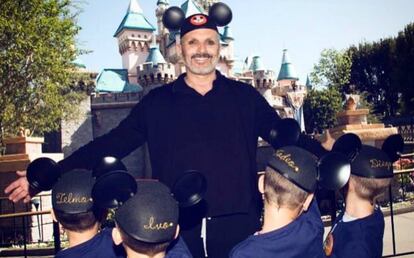 El cantante Miguel Bosé con sus hijos Telmo, Ivo, Tadeo y Diego en Disneyland en abril de 2017.