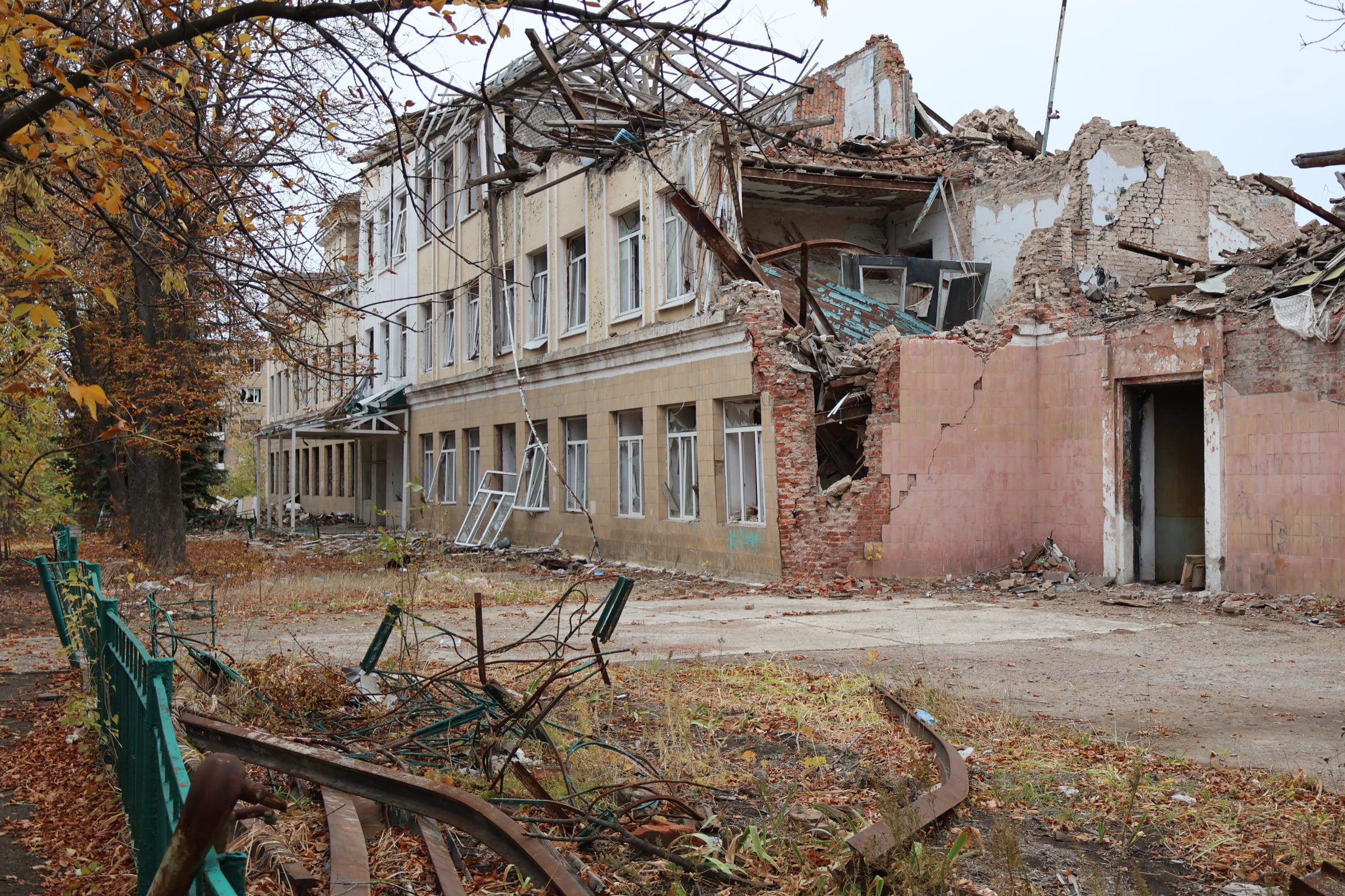 Una escuela bombardeada en Kurájove, Ucrania, el 18 de octubre.