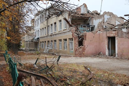 Una escuela bombardeada en Kurájove, Ucrania, el 18 de octubre.