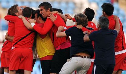 Los jugadores del Almería celebran la permanencia.
