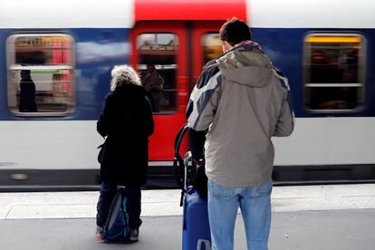 passageiros esperam em uma plataforma da estação Gare du Nord, em Paris, no primeiro dia de greve de trens.