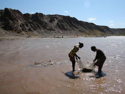 Dos mujeres mineras artesanales en República Democrática del Congo.