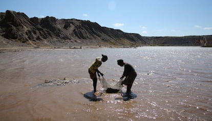 Dos mujeres mineras artesanales en República Democrática del Congo.