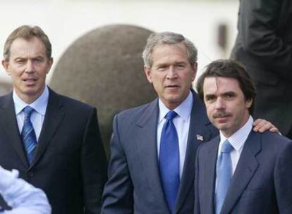 Tony Blair, George W. Bush y José María Aznar, en la reunión de las Azores, el 16 de marzo de 2003.