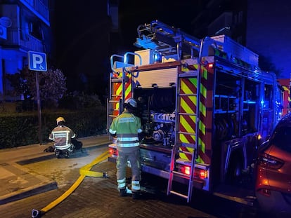 Un camión de bomberos del Ayuntamiento de Alcorcón, anoche durante las labores de extinción del incendio.