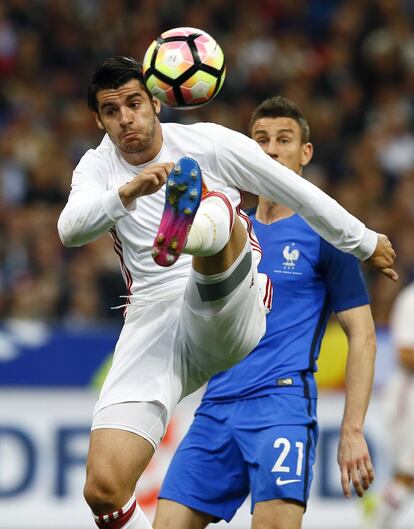 Álvaro Morata golpea el balón ante la presencia de Laurent Koscielny.