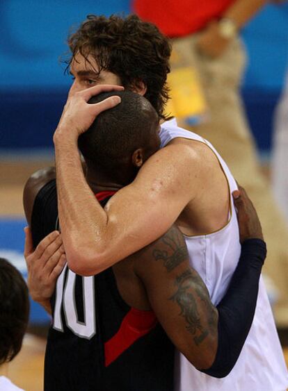 Pau Gasol y Kobe Bryant se abrazan al término de la final de baloncesto.