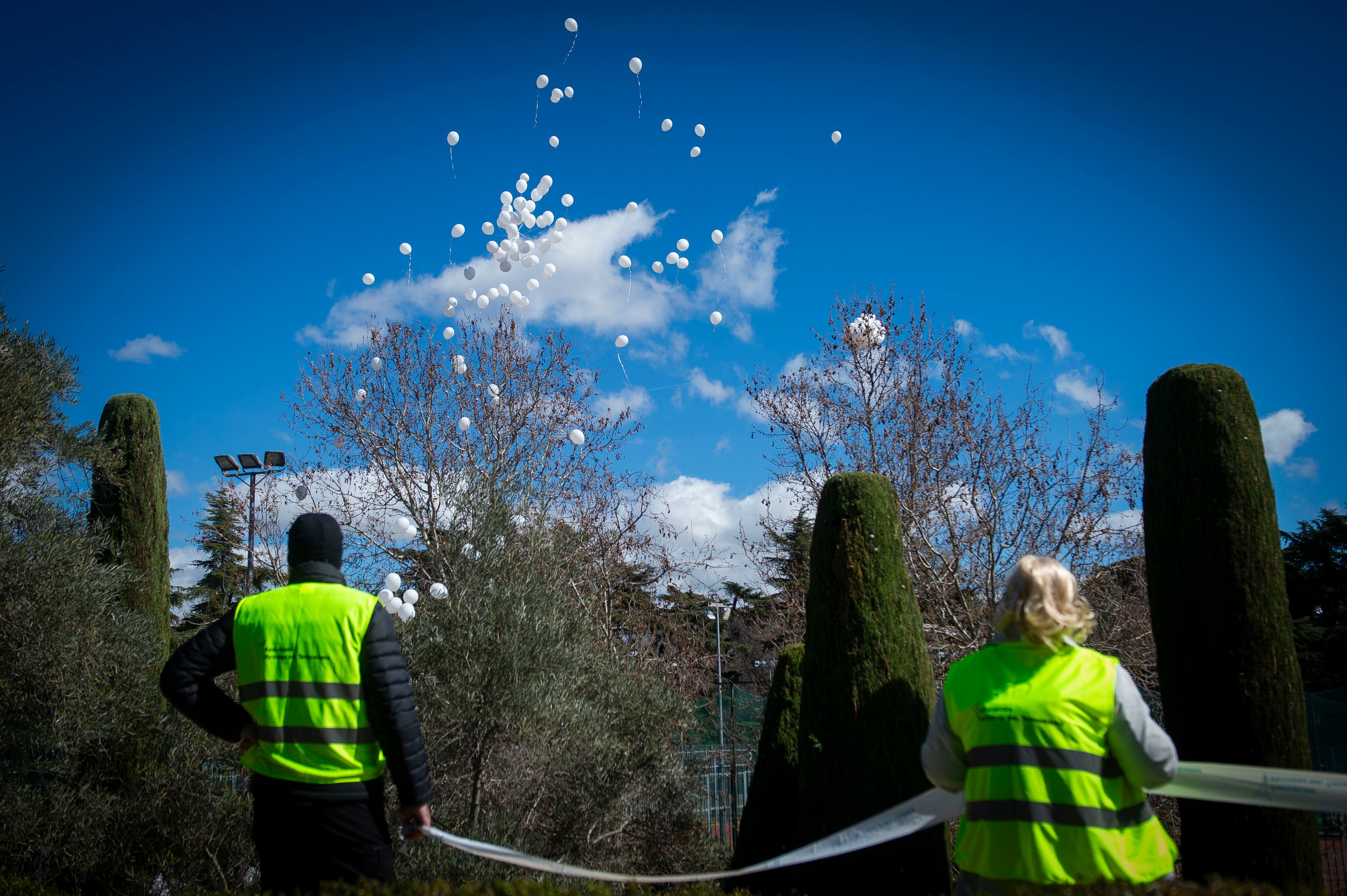 Varios globos blancos sobrevuelan El Retiro, este lunes, durante el homenaje celebrado por los 20 años de los atentados terroristas del 11-M.