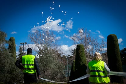 Varios globos blancos sobrevuelan El Retiro, este lunes, durante el homenaje celebrado por los 20 años de los atentados terroristas del 11-M.