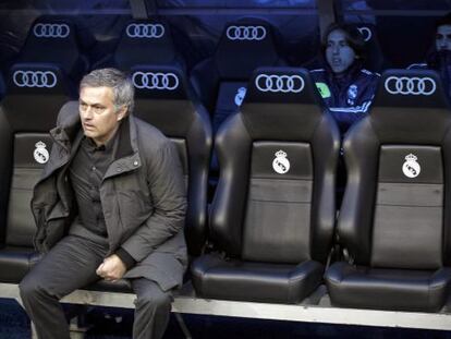 Mourinho, en el banquillo del Bernab&eacute;u.