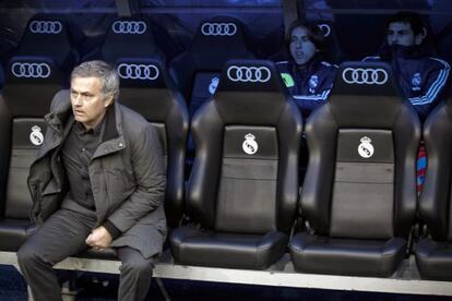 Mourinho, en el banquillo del Bernabéu.