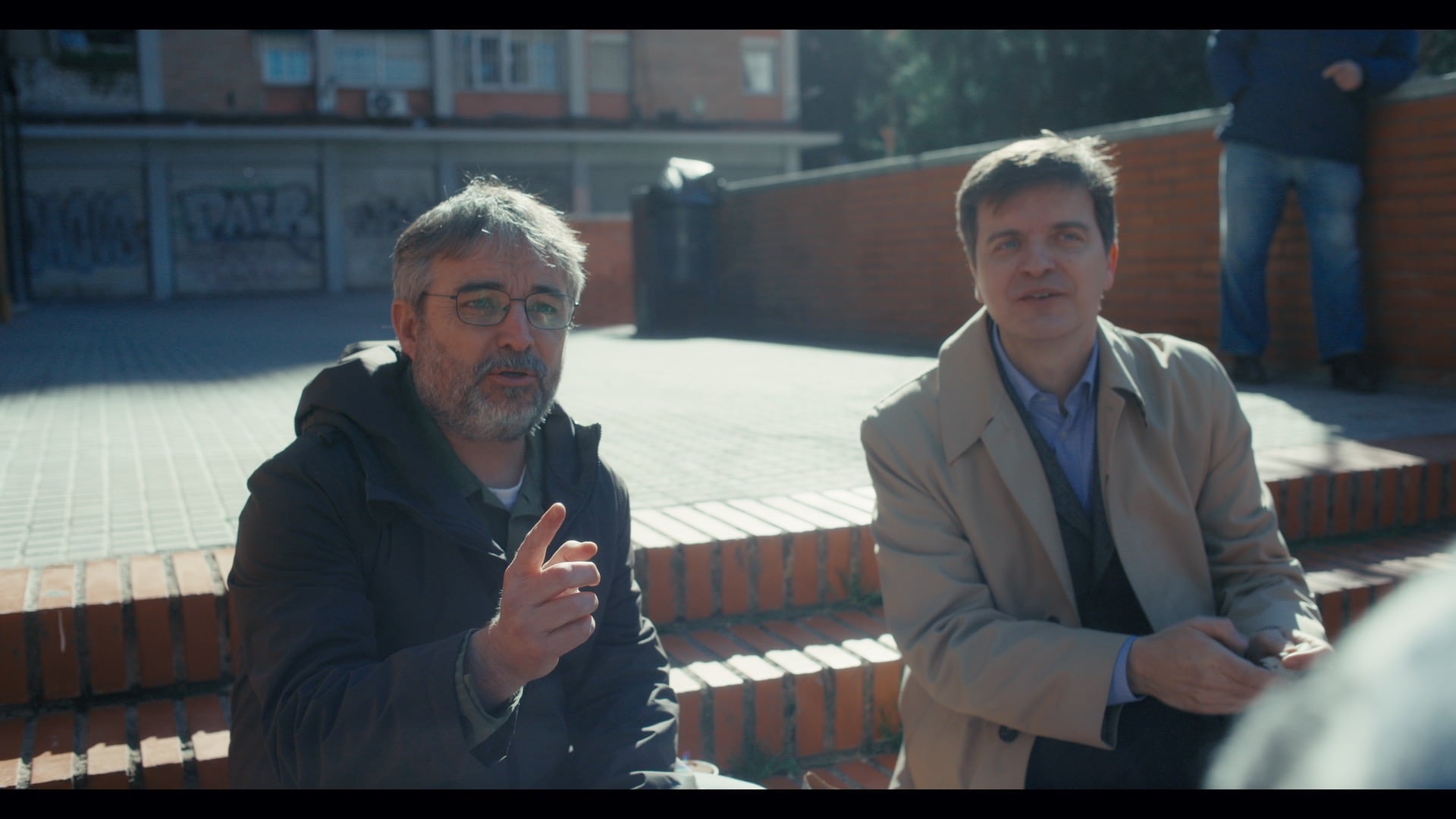 Jordi Évole y Marc Giró, en las calles de Cornellá en 'Lo de Évole'.
