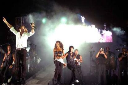 David Bisbal durante su actuación en la ceremonia de clausura de los Juegos Mediterráneos.