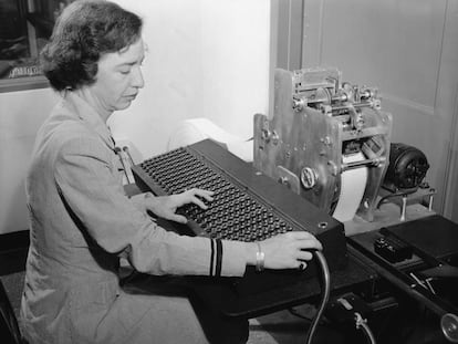 La teniente Grace Hopper codifica problemas en una cinta perforada para introducirla en una de las máquinas calculadoras inventadas por Howard H. Aiken en los años 40. 