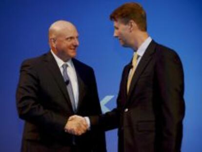 Steve Ballmer saluda al presidente de Nokia, Risto Siilasmaa, durante la rueda de presna de presentación de la compra por parte de Microsoft del negocio de móvil de Nokia en Espoo, Finlandia