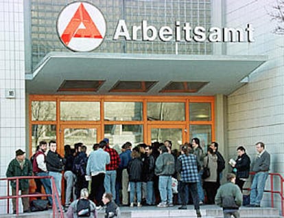 Un grupo de desempleados hacen cola frente a una Oficina de Empleo en Berlín.