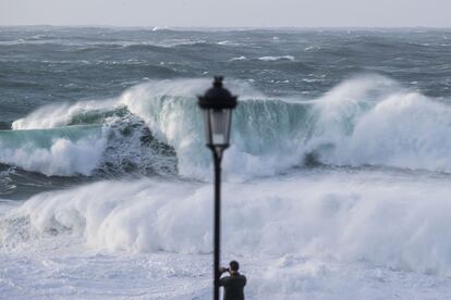 Fuertes olas, en Muxia (A Coruña).