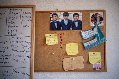 El corcho en la habitación de Khadija donde cuelgan las fotos de sus tres hijos, que siguen en Kabul. 