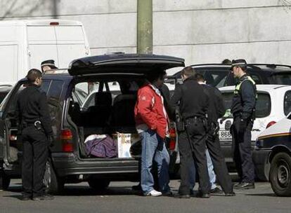 Agentes del Cuerpo Nacional de Policía registran un coche conducido por extranjeros en Puerta de Toledo.